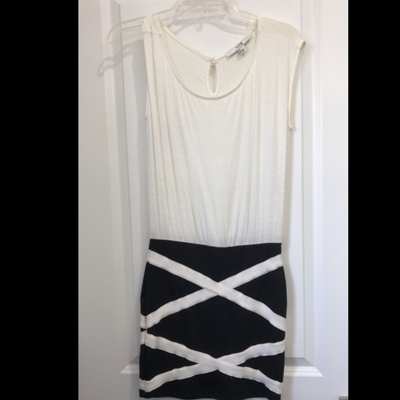 BLACK & WHITE BANDAGE STYLE DRESS - Picture 2 of 3